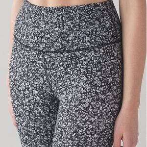 Lululemon high rise leggings floral ditsy Daisy Dust print black white size 6